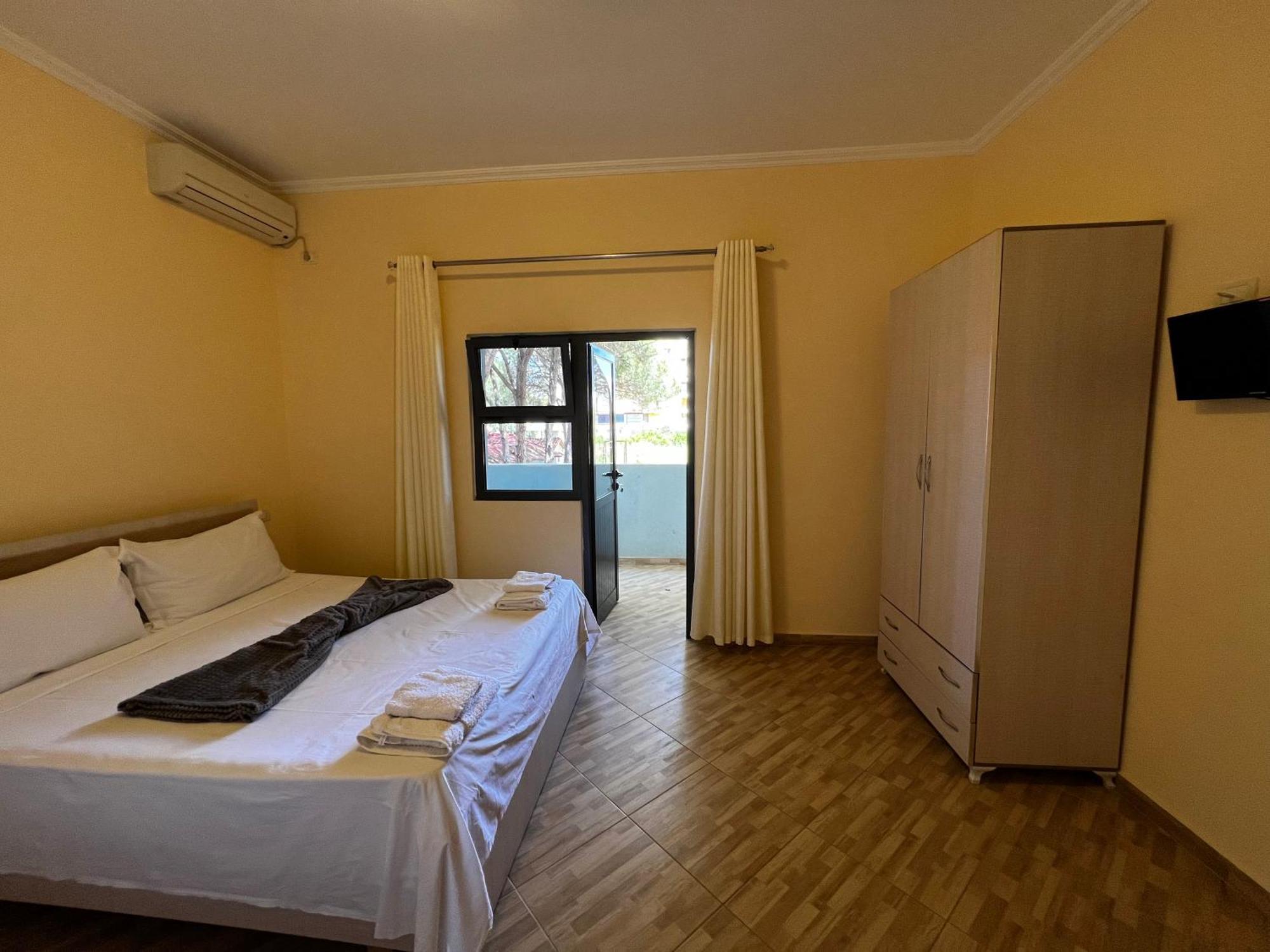 Canary Hotel Golem  Luaran gambar